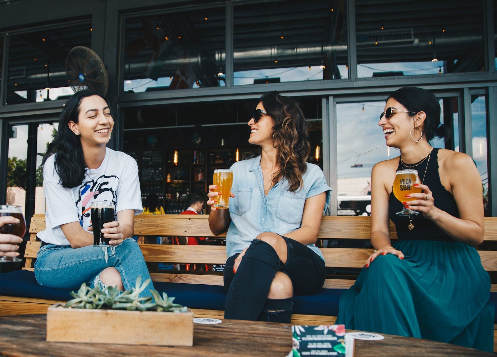 Vrijmibo met 3 vrouwen die een drankje drinken