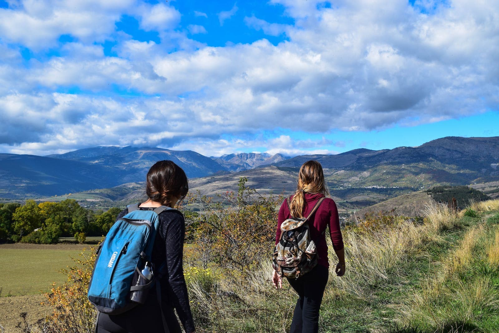 twee vrouwen die een prachtige hike maken