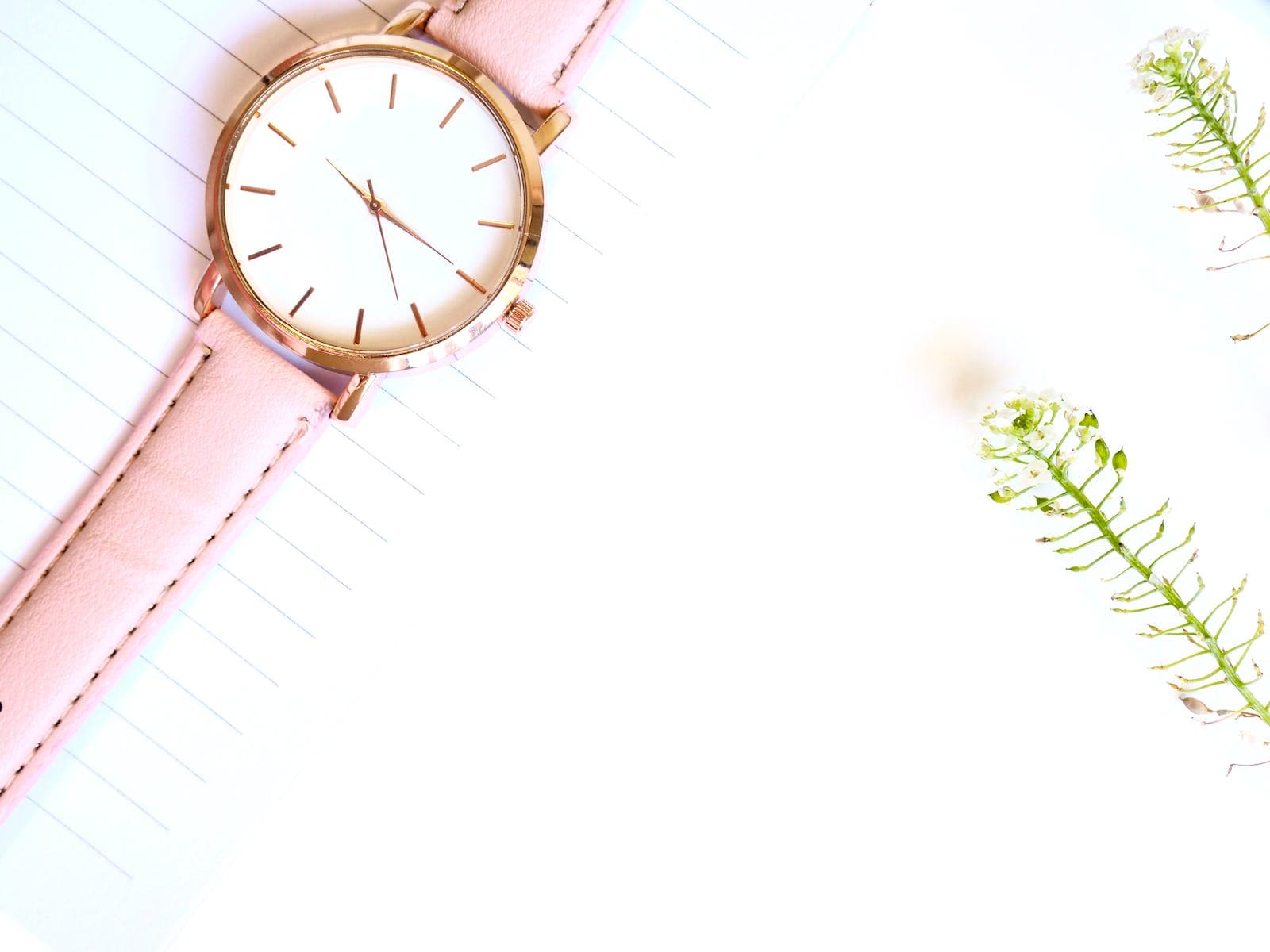 een foto van een horloge met wat decoratie