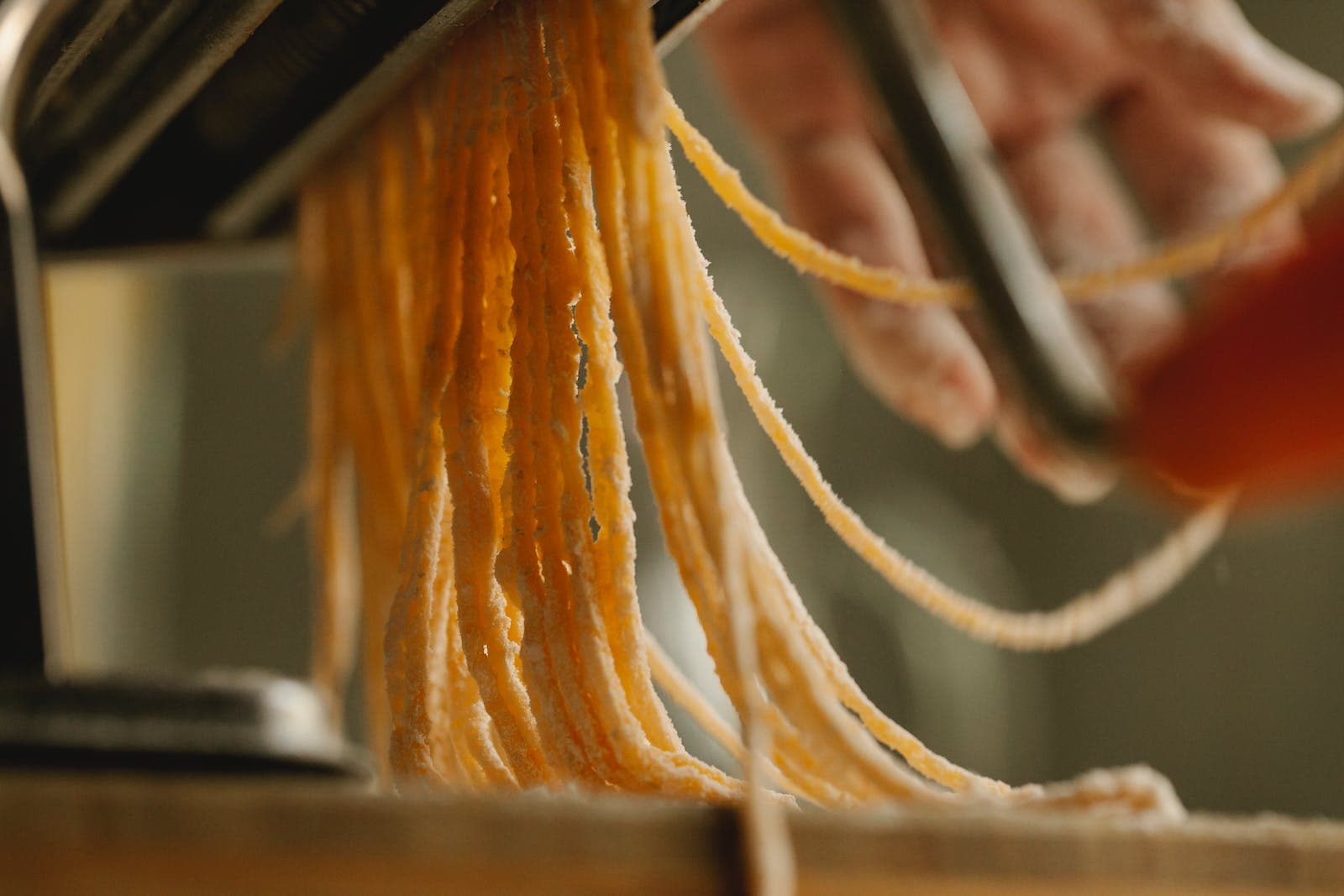 Pastamachine waar spaghetti uitkomt
