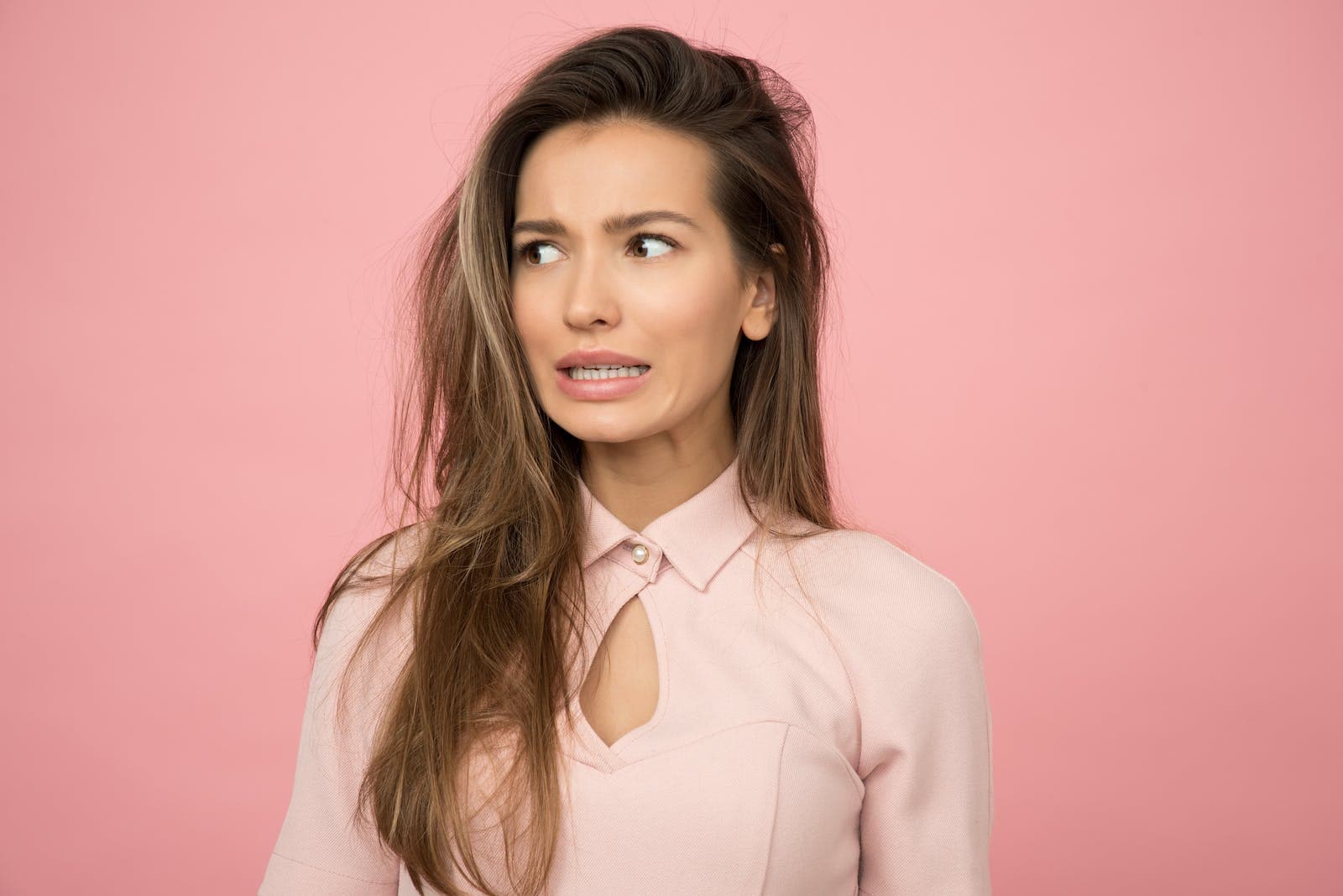 vrouw die angstig kijkt, wel of niet waxen?