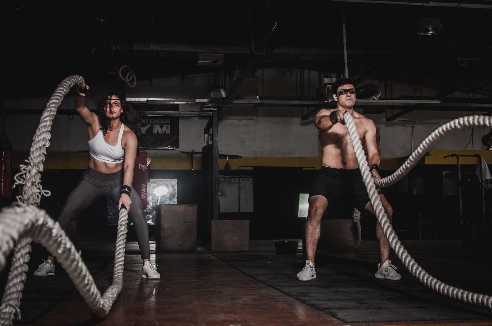 vrouw en man doen een oefening tijdens crossfit