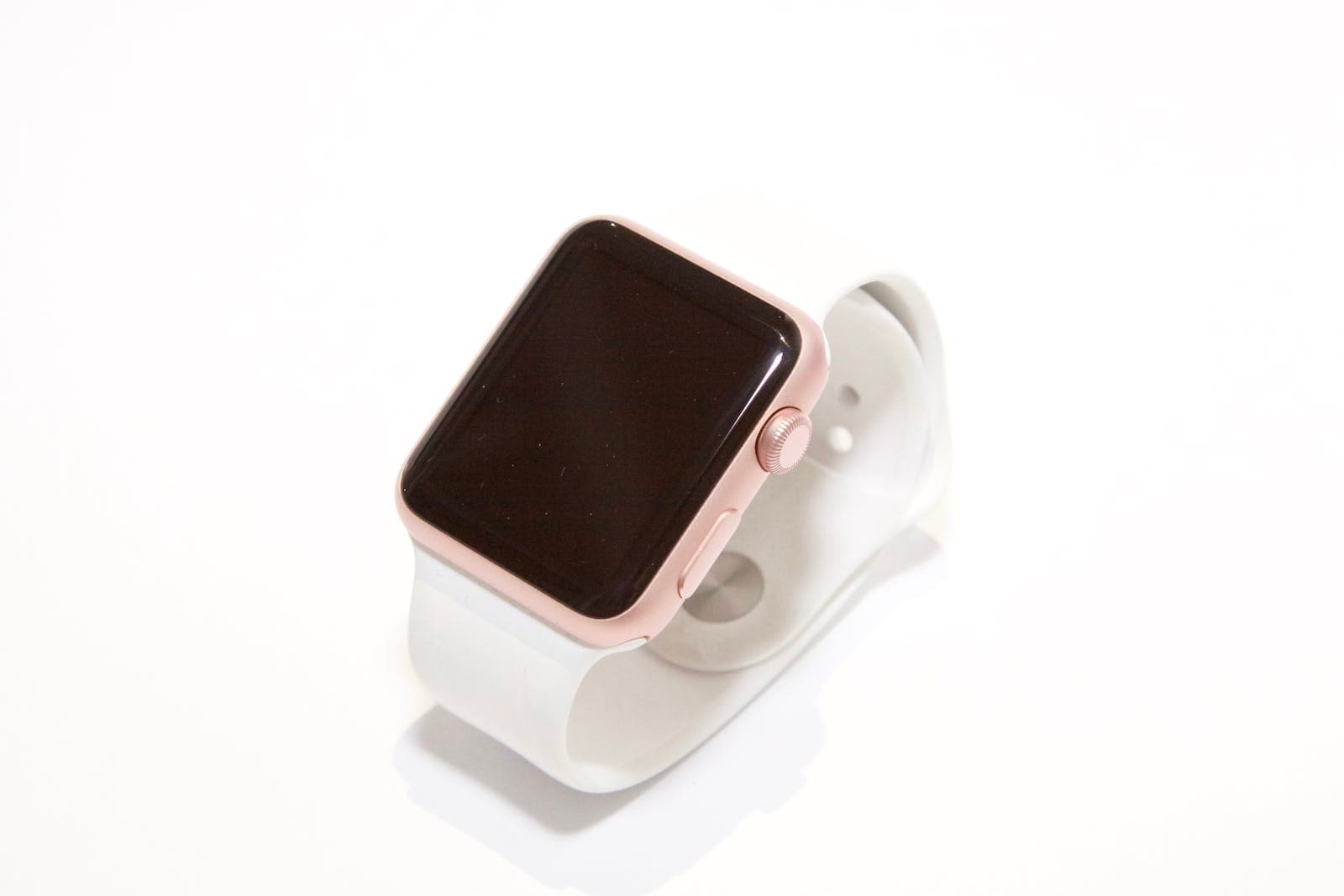 Rose gold apple watch op witte achtergrond