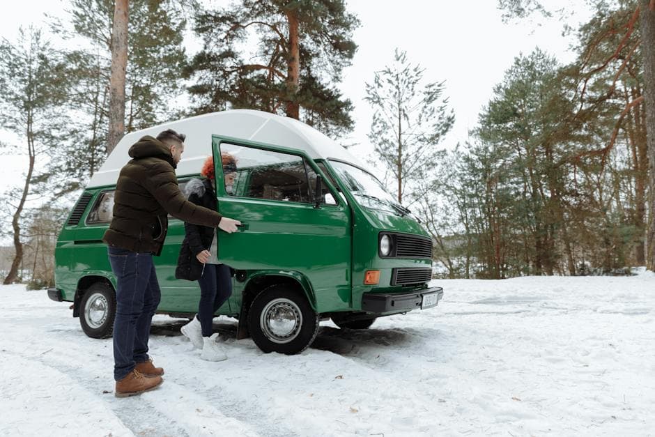 Man in groene jas naast groene auto