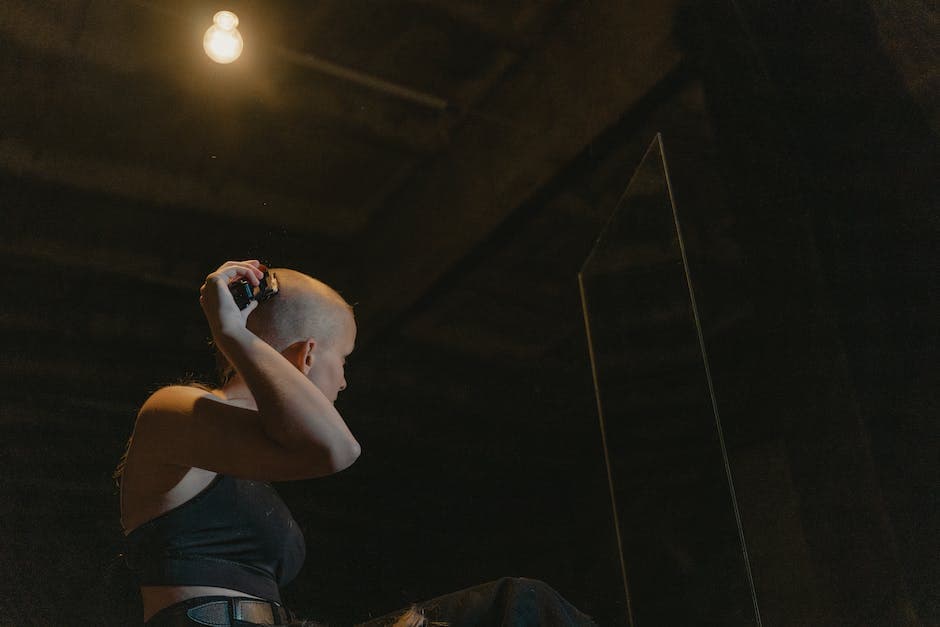 Een vrouw die haar hoofd kaal scheert