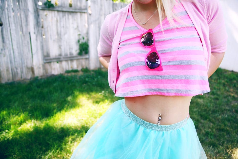 Een vrouw in roze gestreept shirt en blauwe rok