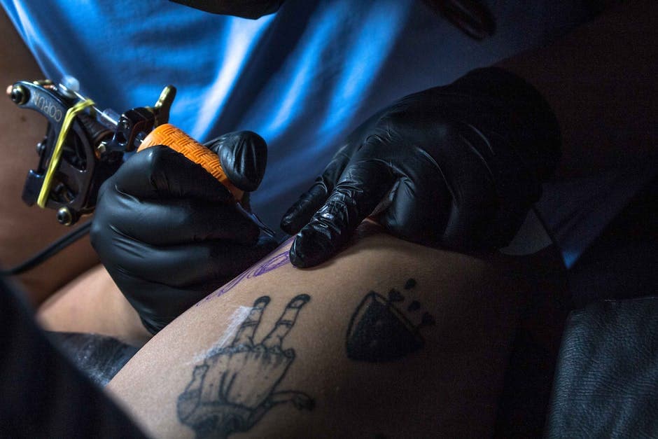 Close-up weergave van een persoon die een andere persoon tatoeëert