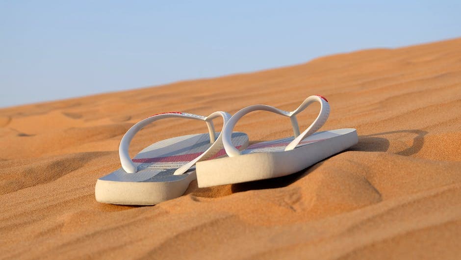 Witte teenslippers op scherpe foto