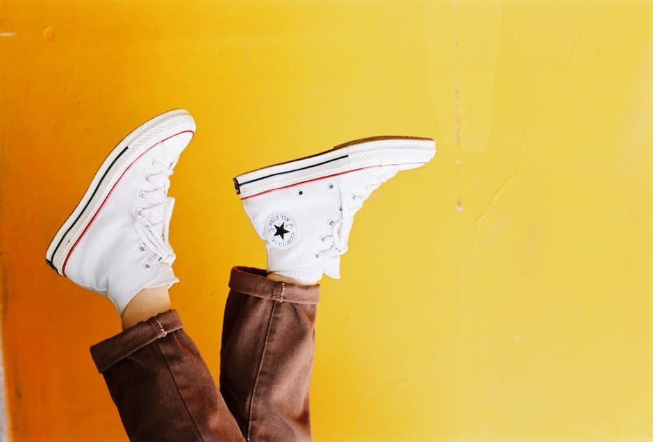Foto van persoon met Converse All Star sneakers