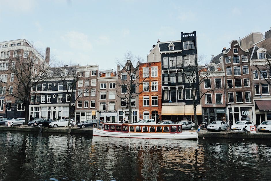Witte en bruine houten boot op het water