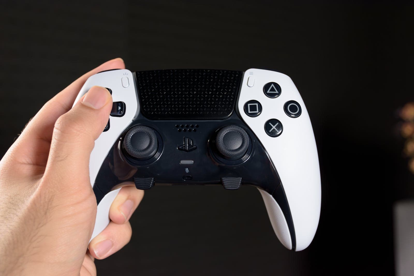 PS5 Dual Sense Edge in de hand
