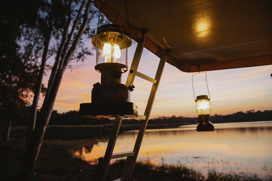 Tent met lampen aan de kust van een meer
