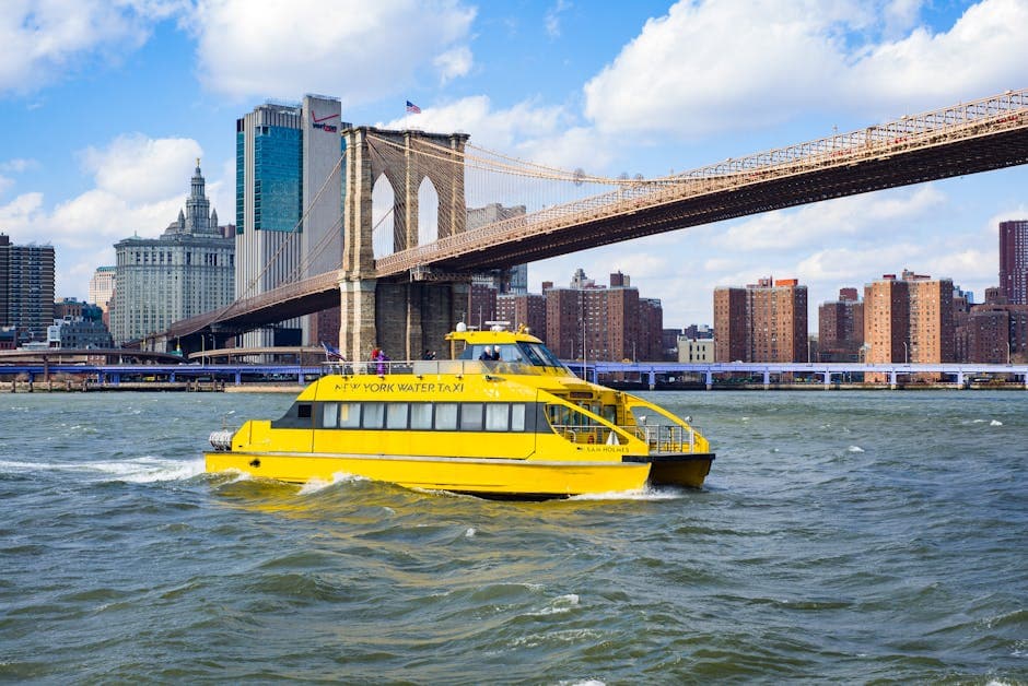 Geel vaartuig boot vaart op rivier nabij brug