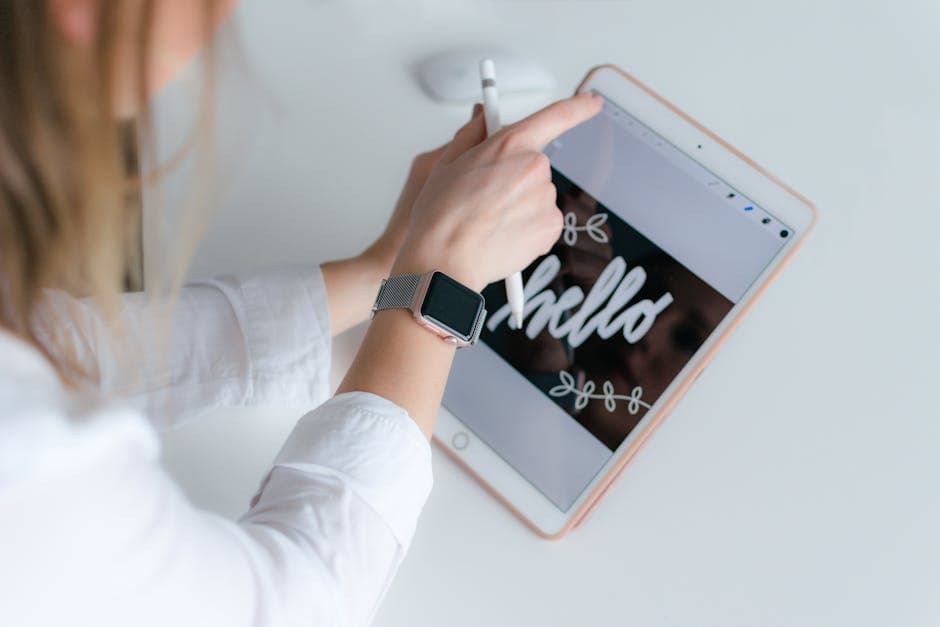 Vrouw met een Apple Watch, die een gouden iPad en een Apple Pencil vasthoudt.