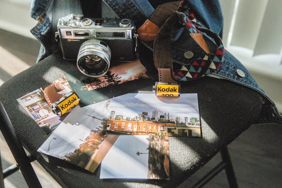een analoge camera op een stapel boeken