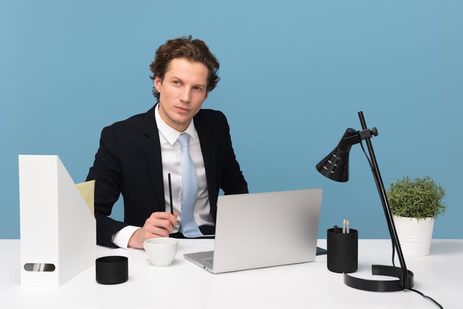 een IT-man zit achter laptop