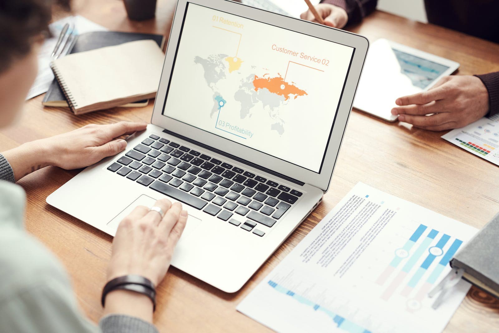 iemand gebruikt een laptop en bekijkt wereldkaart voor internationale samenwerkingen