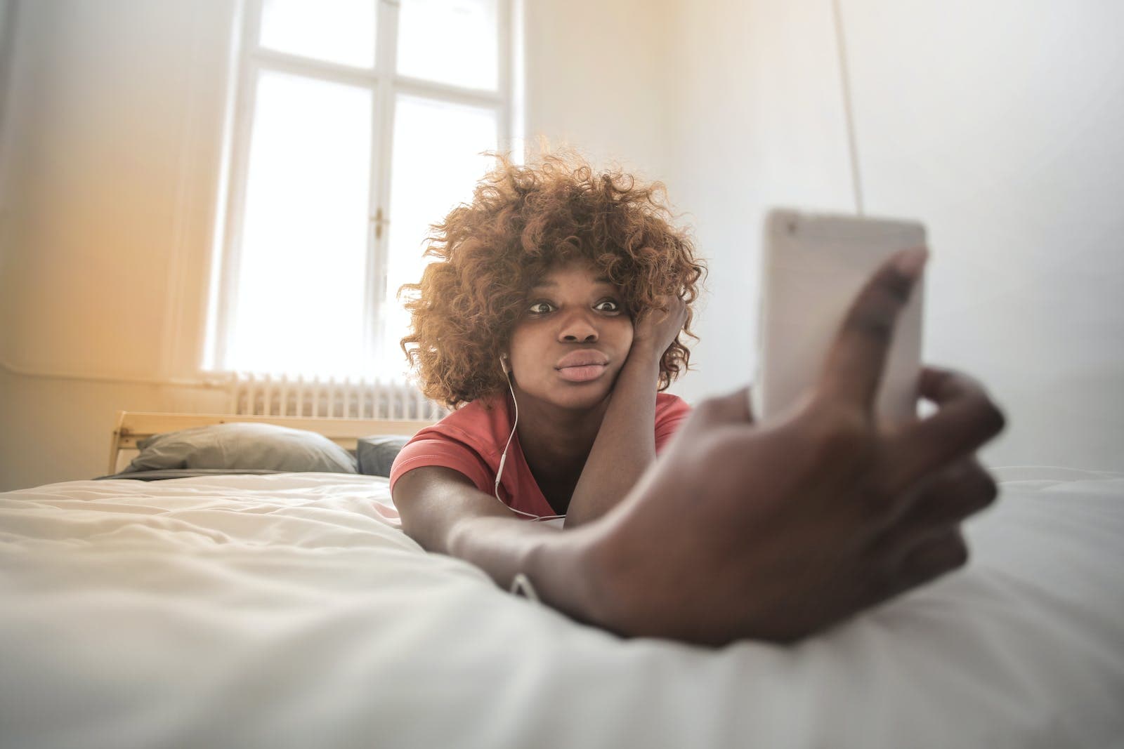 persoon die een selfie maakt