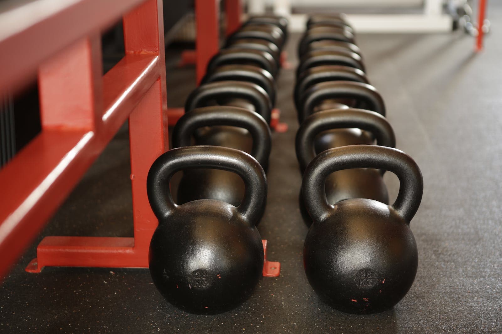 meerdere kettlebells op een rij