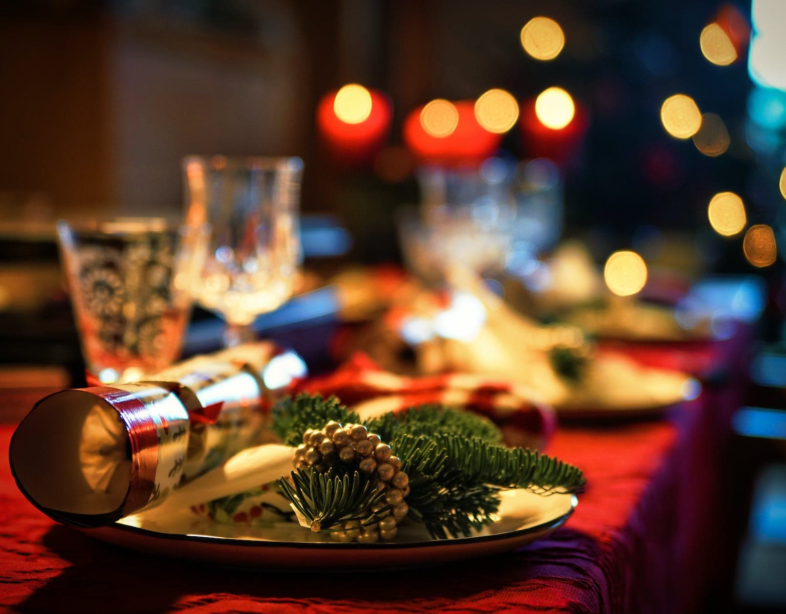 een versierde kersttafel