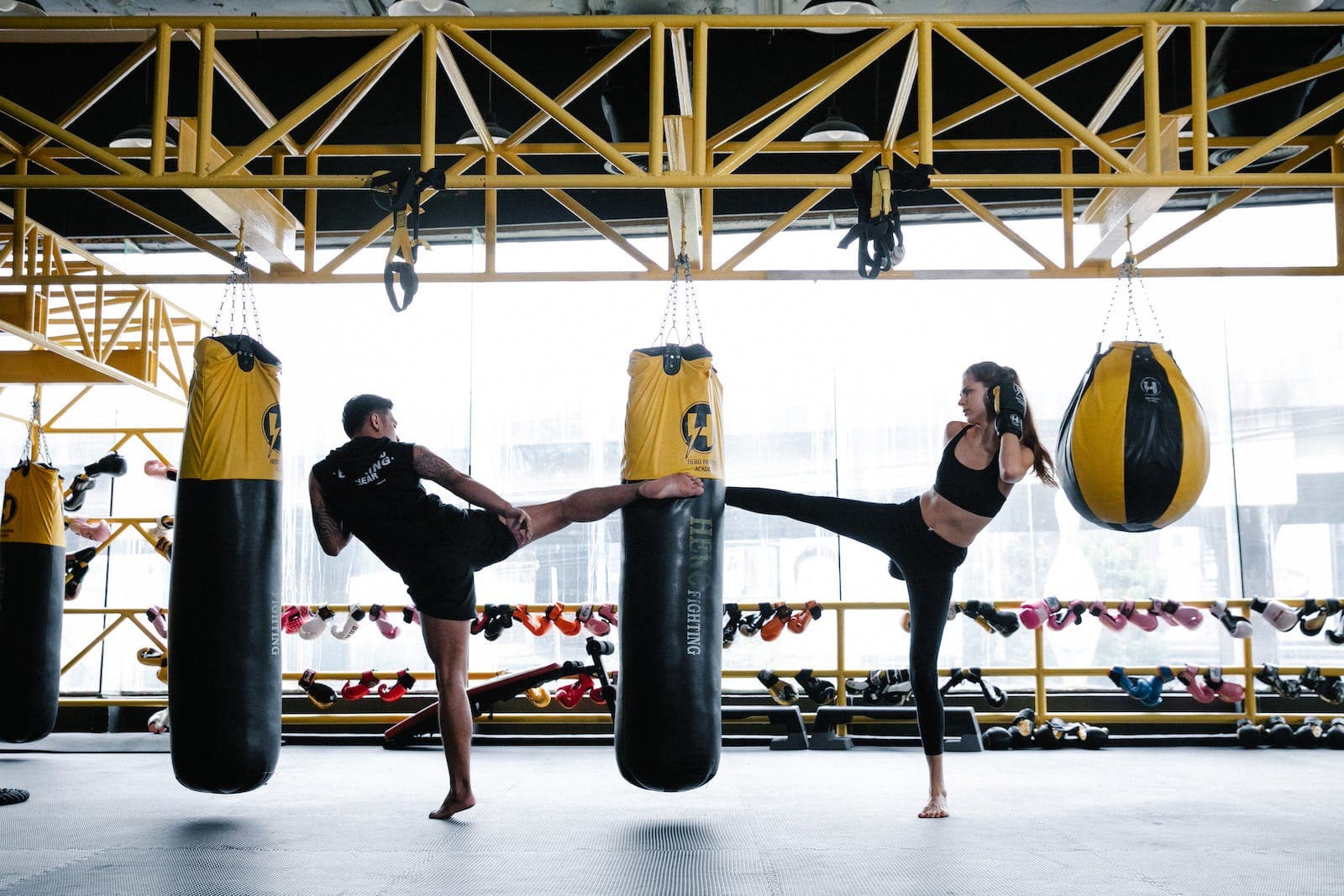Twee mensen die body combat doen of iets wat erop lijkt