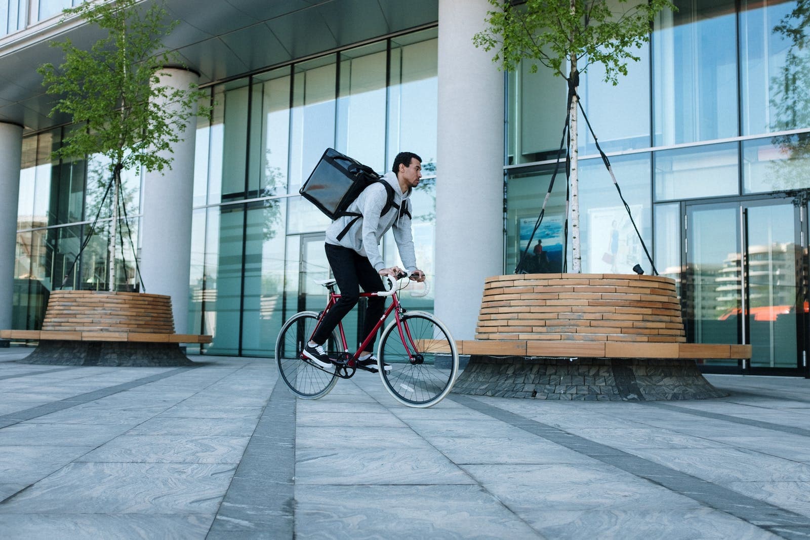 Een vrouwelijke bezorger van eten op de fiets