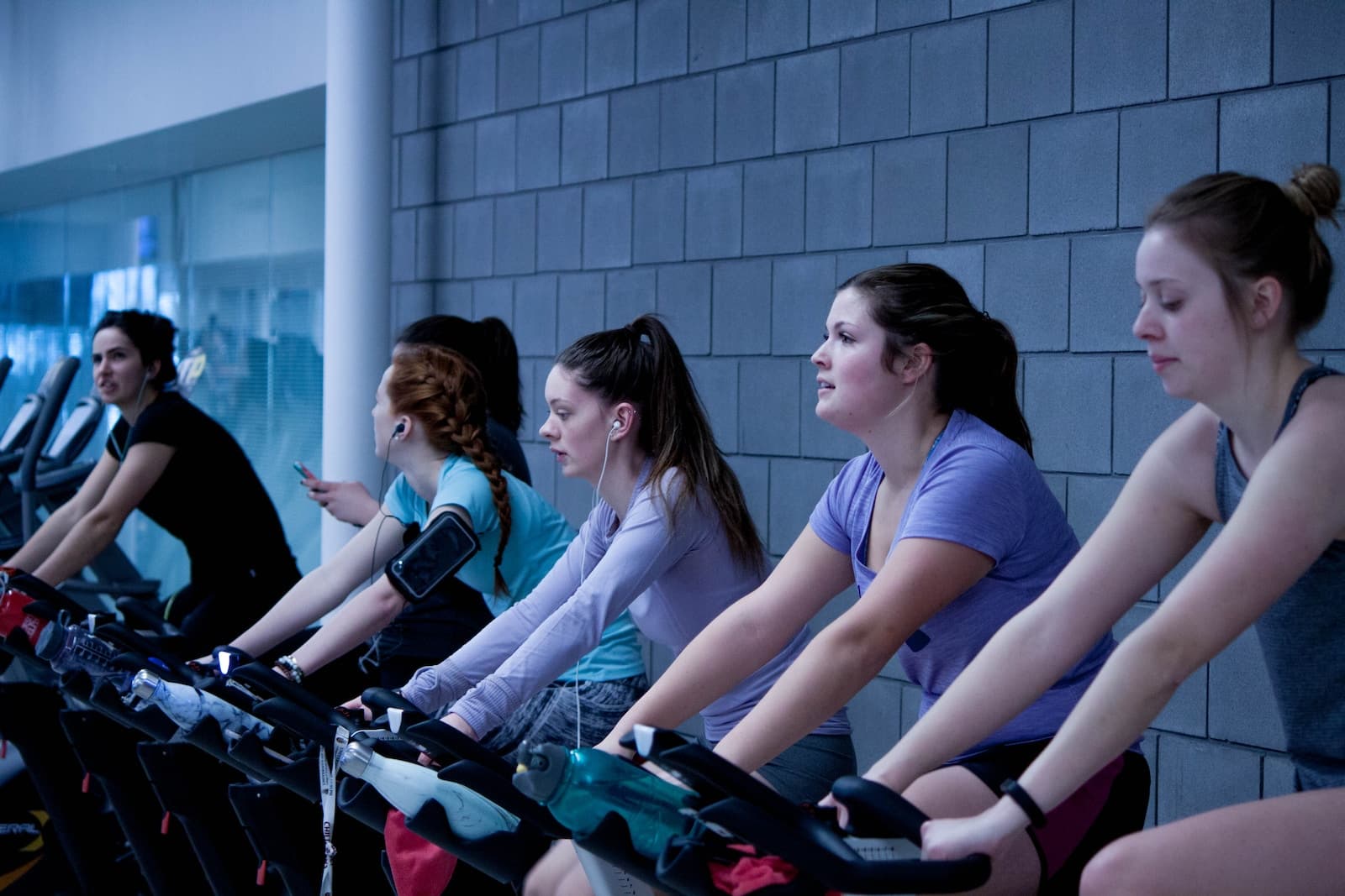 Groep vrouwen vormt een spinning les op een fitness fiets