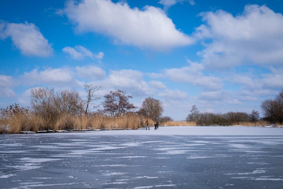 Mensen schaatsen op een bevroren meer