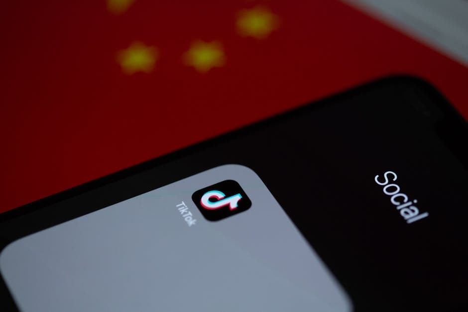 Close-upfoto van een TikTok-app op een telefoon