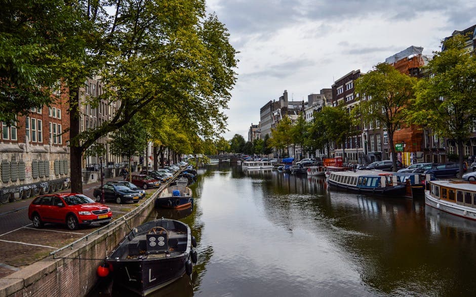 Historisch stadsgebied met aangemeerde boten aan een kanaal.