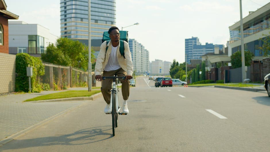 man fietst naar zijn werk