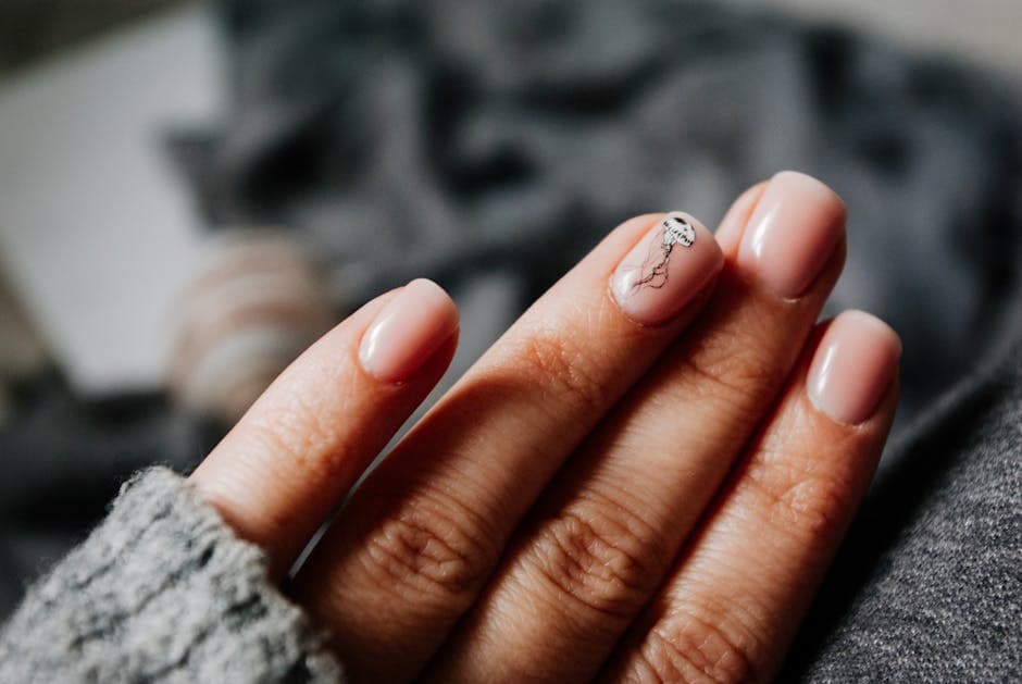Detailopname van een vrouw zonder gezicht die haar manicure met nagelkunst toont.