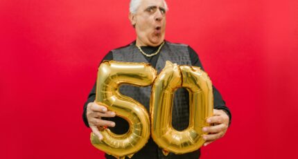 Man in het zwart houdt letters 50 vat en kuilt herschrikt