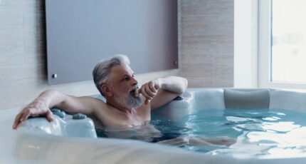 Man aan het chillen in zijn bubbelbad