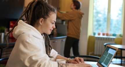 Vrouw die aan het ondernemen is op haar laptop