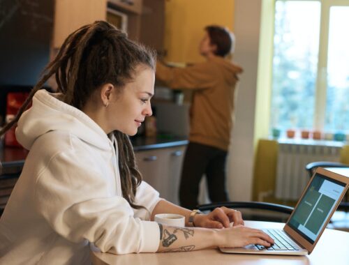 Vrouw die aan het ondernemen is op haar laptop