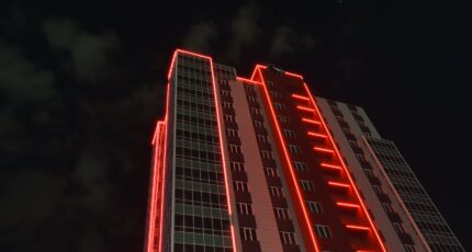 Verlicht kantoorgebouw in de nacht