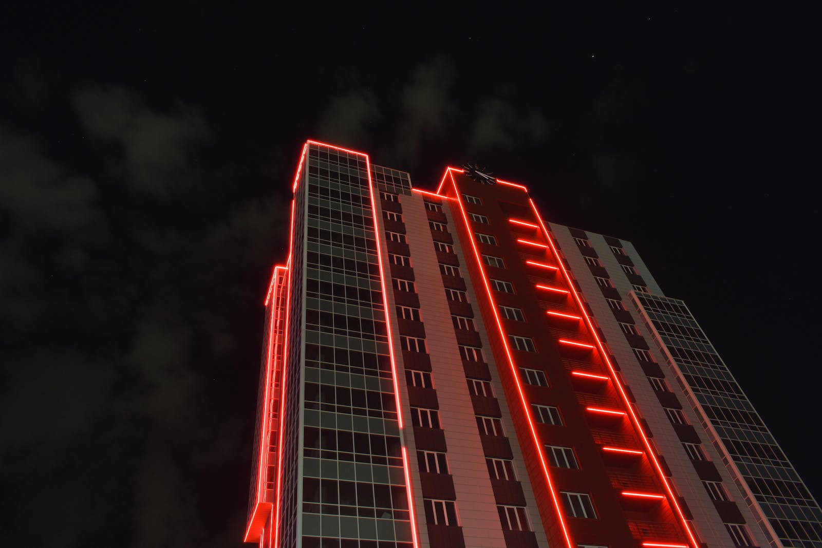 Verlicht kantoorgebouw in de nacht
