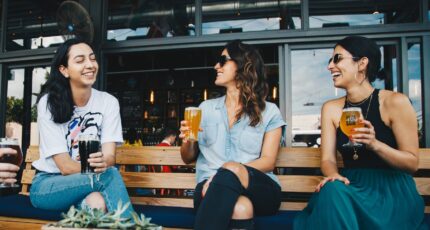 Vrijmibo met 3 vrouwen die een drankje drinken