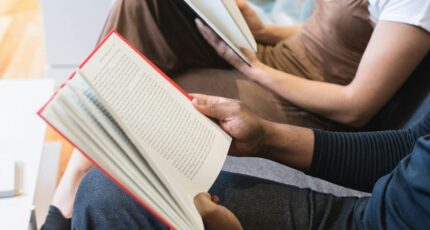 twee mensen lezen een boek