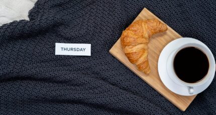 kopje koffie, broodje en het bordje donderdag