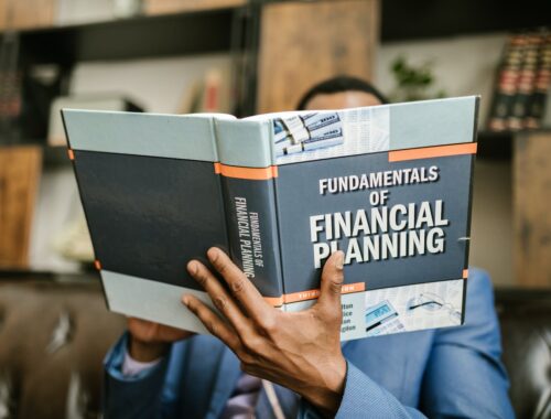 persoon leest boek over financiële strategie