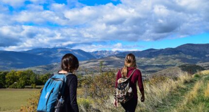 twee vrouwen die een prachtige hike maken