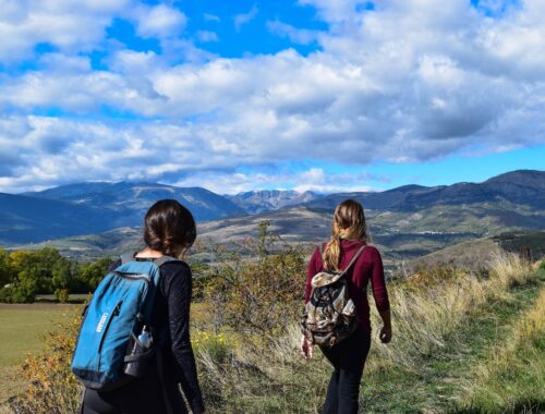 twee vrouwen die een prachtige hike maken