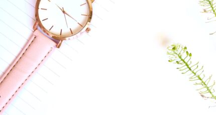 een foto van een horloge met wat decoratie