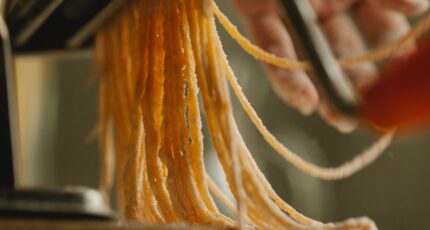 Pastamachine waar spaghetti uitkomt