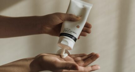 Een persoon die witte crème uitknijpt