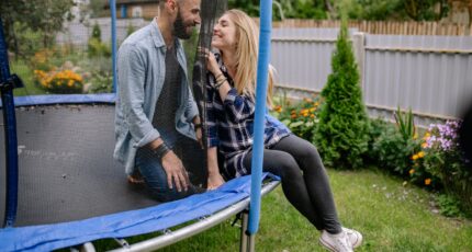 Een blij koppel op een trampoline