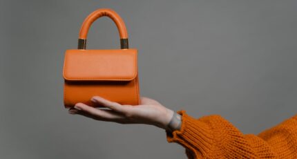 iemand houdt een handtas vast