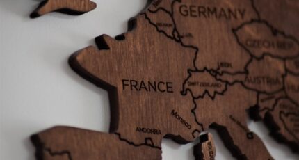 een houten kaart met een deel van Europa